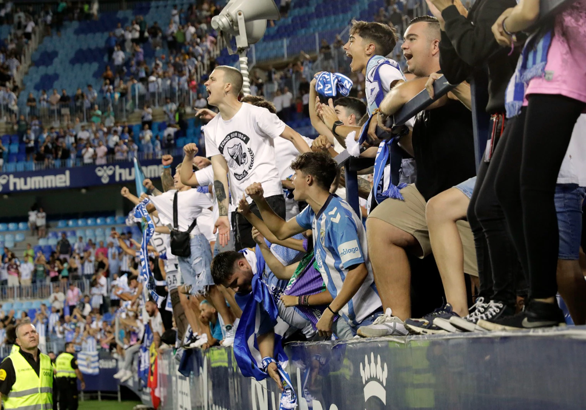 Aficionados del Málaga celebran un gol en la temporada pasada.