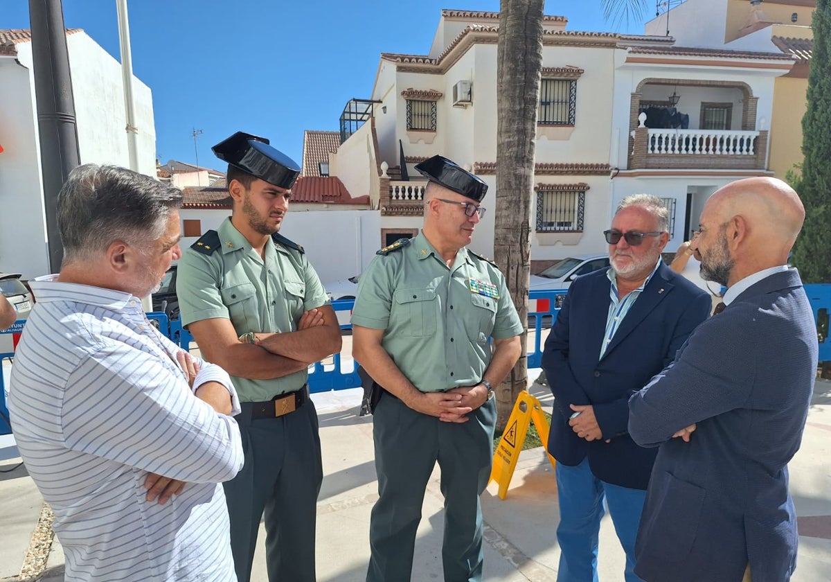 El responsable de la Asociación Española contra el Cáncer, con mandos de la Guardia Civil, el alcalde y el subdelegado, en la plaza de la Concepción, junto al cuartel.