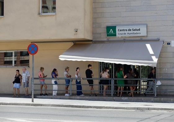 Las colas en los centros de salud de Málaga son habituales estos días, como la de ayer en el de Cruz del Humilladero.