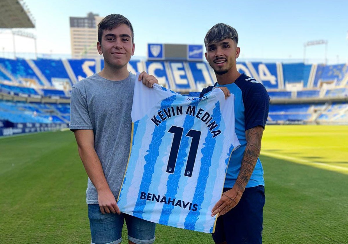 Ismael posa con la Kevin y su camiseta.