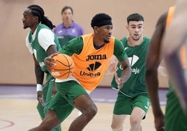 Kameron Taylor, durante un entrenamiento en la pista auxiliar del Carpena.