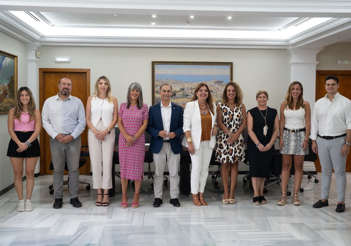 El alcalde acompañado de los concejales del equipo de Gobierno, durante el balance.