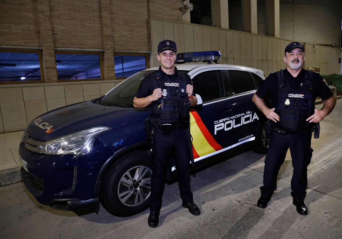 El agente en prácticas Iván García y el veterano en el Grupo de Acción Ciudadana (GAC), Alfonso Solís.