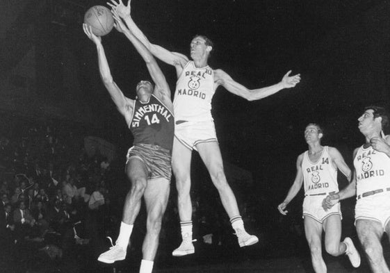 Partido entre el Real Madrid y el Simmenthal Milán en la final de 1968.