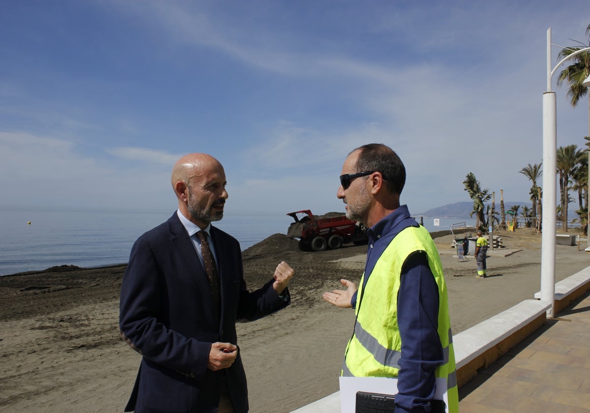 Javier Salas conversa con un responsable técnico, durante una visita a trabajos de estabilización de playas.