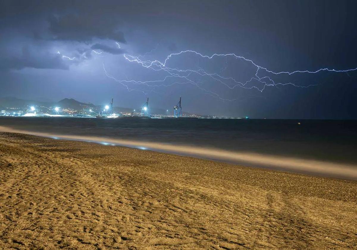 Aemet avisa: probables «tormentas embebidas» para este sábado en Málaga