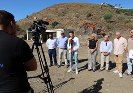 El alcalde informa sobre el comienzo de las obras.