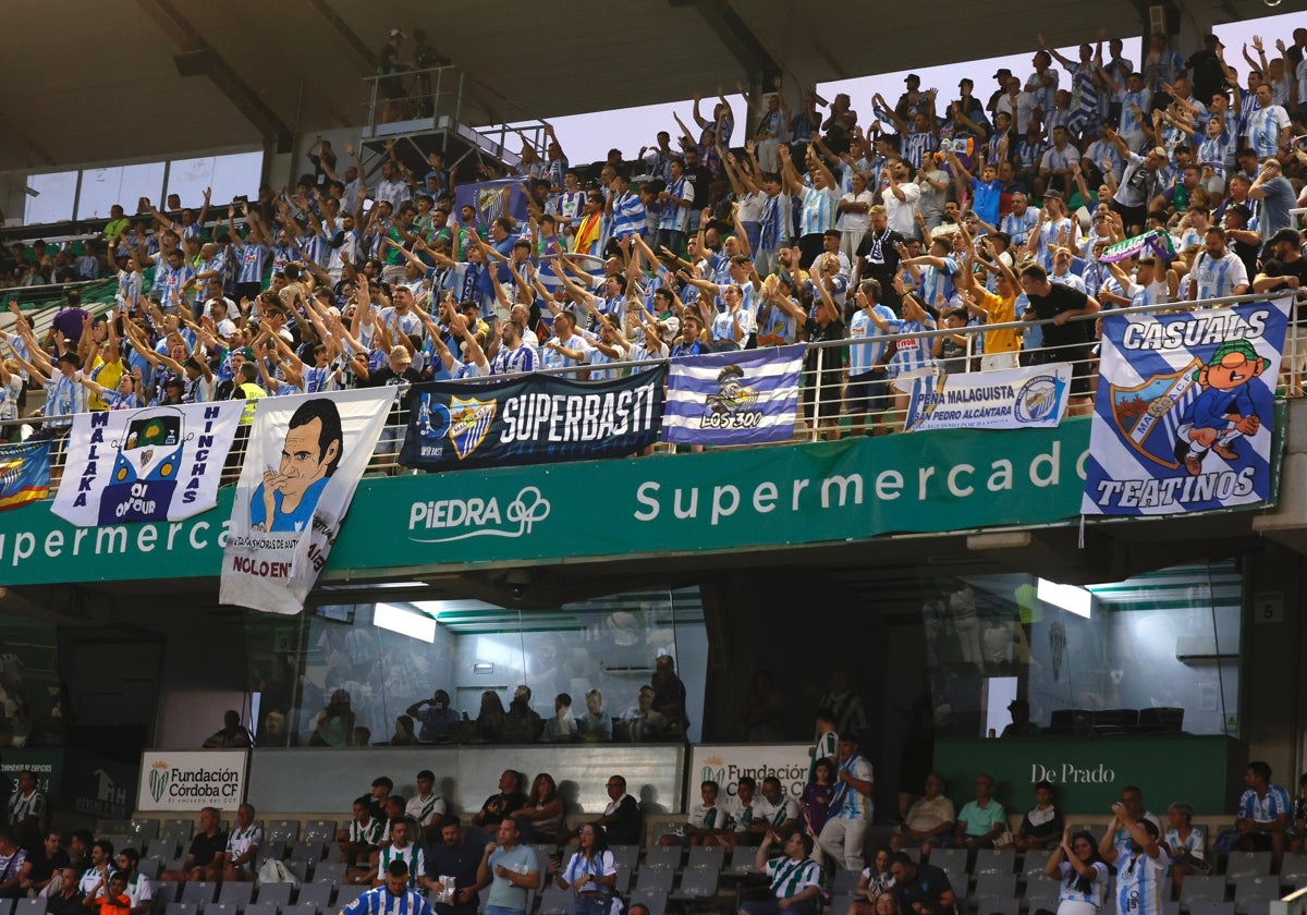 La afición del Málaga en el partido frente al Córdoba en el Nuevo Arcángel.