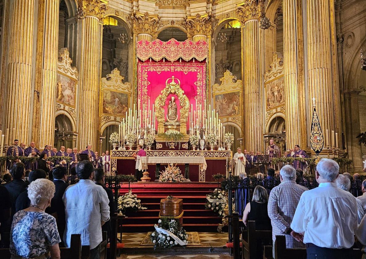 Más de 200 personas dieron su adiós al padre Felipe Reina en la Catedral, cuyo altar mayor estaba presidido por la imagen de la Virgen de la Victoria