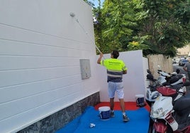 Trabajo de pintura de un operario municipal.