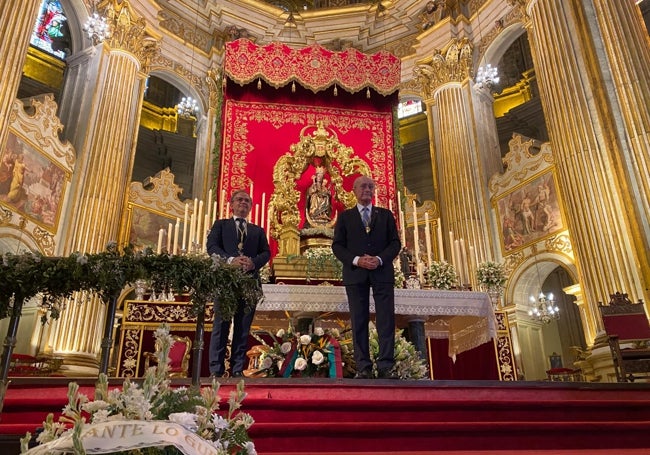 El hermano mayor de la Victoria, Miguel Orellana, con el alcalde Francisco de la Torre.