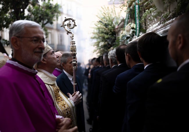 El obispo, junto al deán de la Catedral, presenciando la salida de la Patrona.