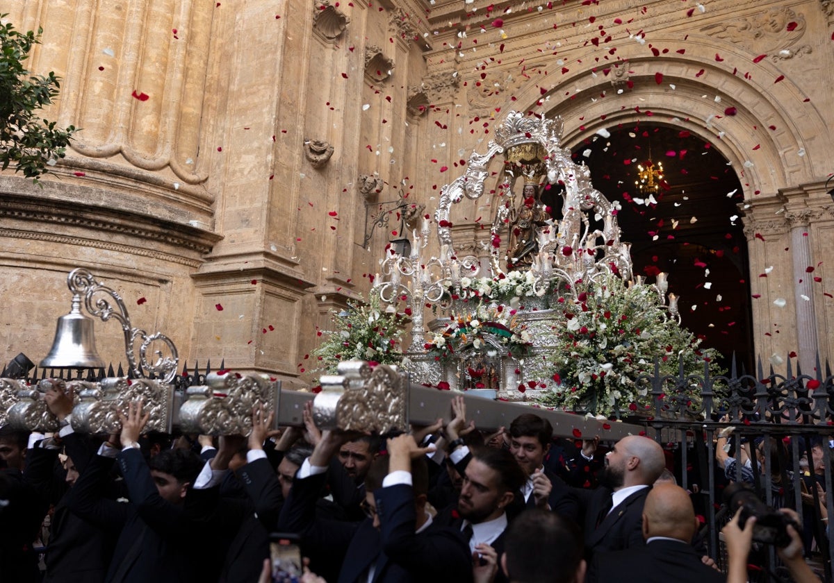 Momento de la salida de la Virgen de la Victoria entre una lluvia de pétalos de flores.