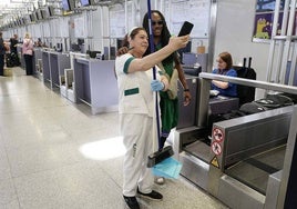 Kendrick Perry se hace una foto con una limpiadora del aeropuerto en una imagen de archivo antes de desplazarse a la final de la Champions League.