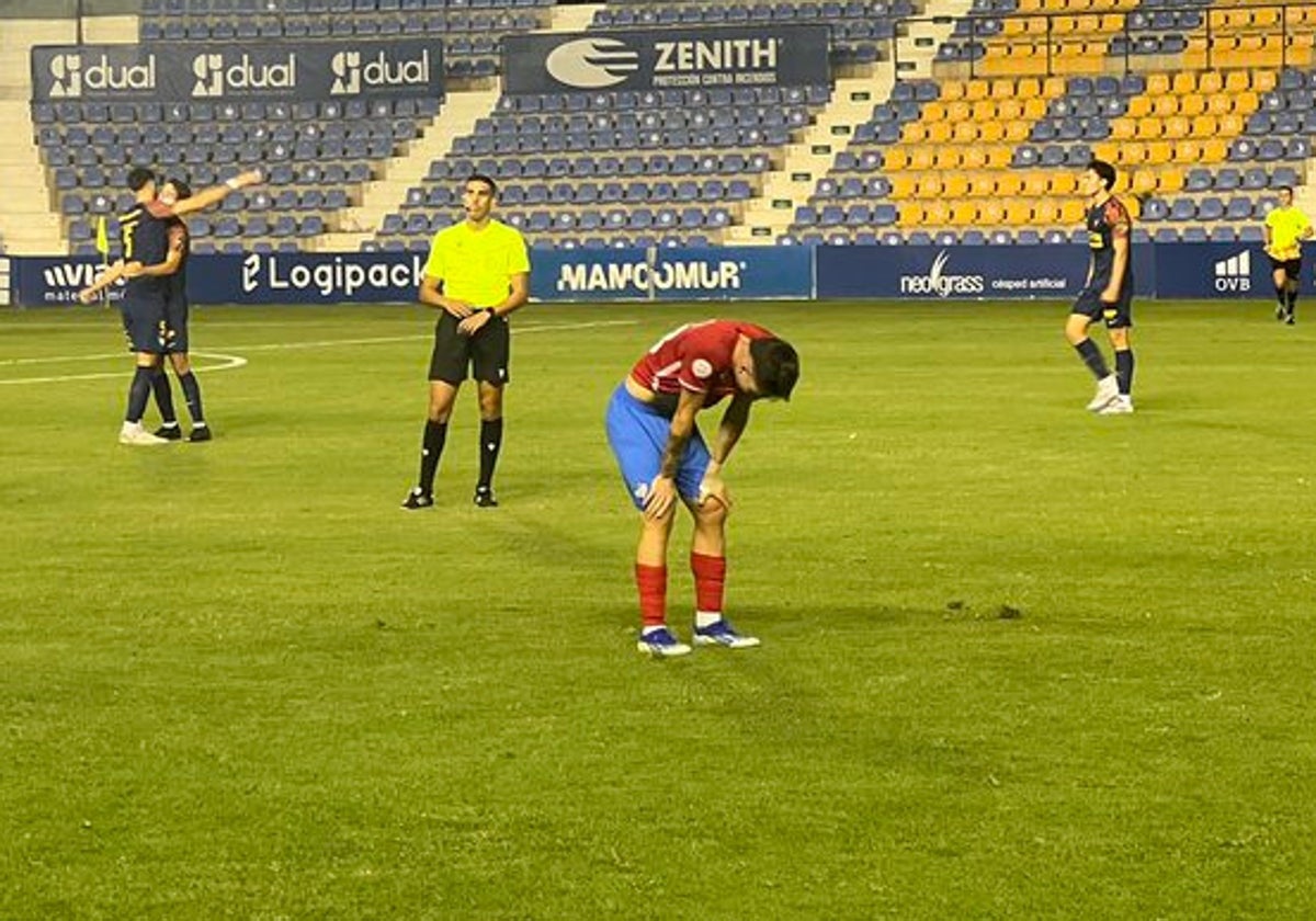 Un jugador del Estepona, cabizbajo en La Condomina.