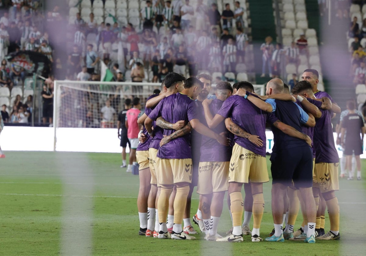 La piña de los jugadores del Málaga antes de su partido en Córdoba del sábado.