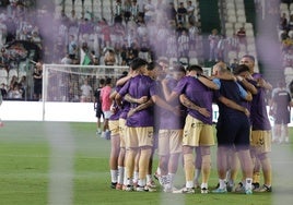 La piña de los jugadores del Málaga antes de su partido en Córdoba del sábado.