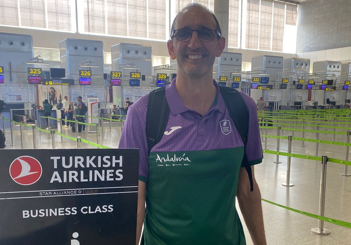 El exjugador del Unicaja Dani Romero, ejerciendo de delegado este domingo en el Aeropuerto.