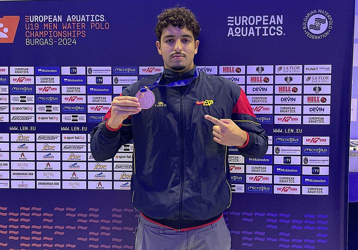Saúl Granados posa con la medalla de bronce lograda en el Europeo sub-19.