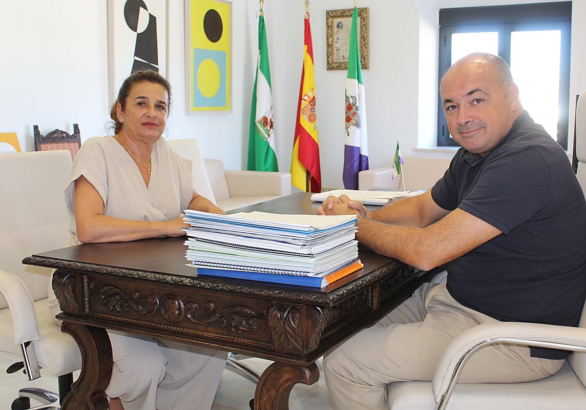 El alcalde de Alhaurín el Grande, Anthony Bermúdez, junto a la concejala de Servicios Operativos, Elisa Rueda.
