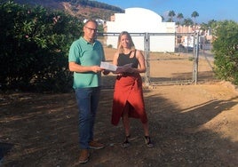 La concejala de Obras y Bienestar Animal visita el terreno del nuevo parque canino.
