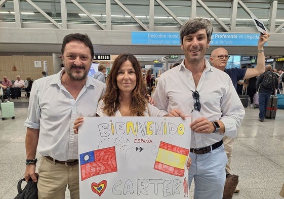 Federico Vallés y Alberto García, miembros del Club Rotary Marbella, con Cristina Lima, madre de acogida.