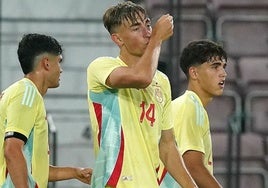 Dean Huijsen celebra su gol con la selección española sub-21 frente a Escocia.