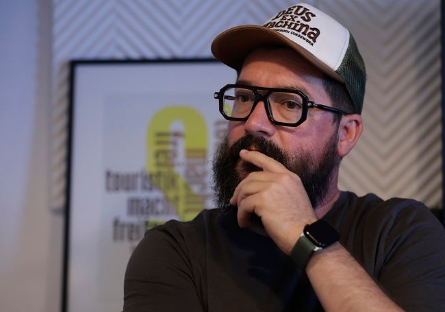 Mateo García, durante la entrevista, en su despacho.