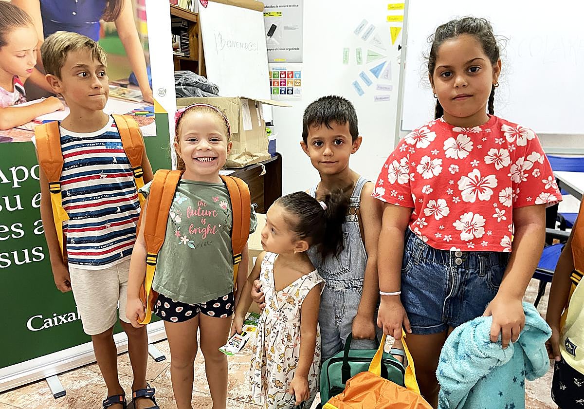 La Organización de Consumidores y Usuarios estima que las familias pueden gastar una media de 500 euros por hijo en materiales escolares, uniformes, libros y otros artículos necesarios para el curso académico.