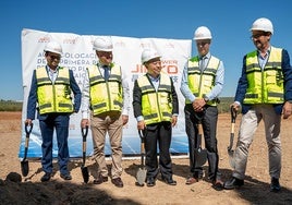Las autoridades chinas y españolas en la colocación de la primera piedra