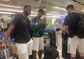 Ejim, Taylor y Barreiro esperan las maletas nada más aterrizar en Singapur.