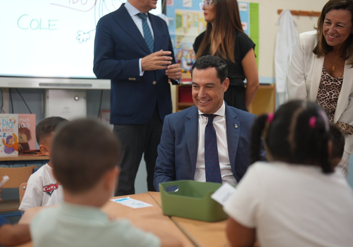 Juanma Moreno, este martes en el inicio del curso escolar.