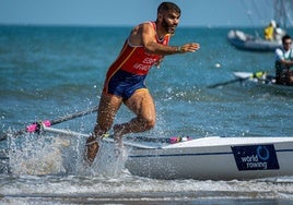 Adrián Miramón sale del agua en el Campeonato del Mundo de 2023.