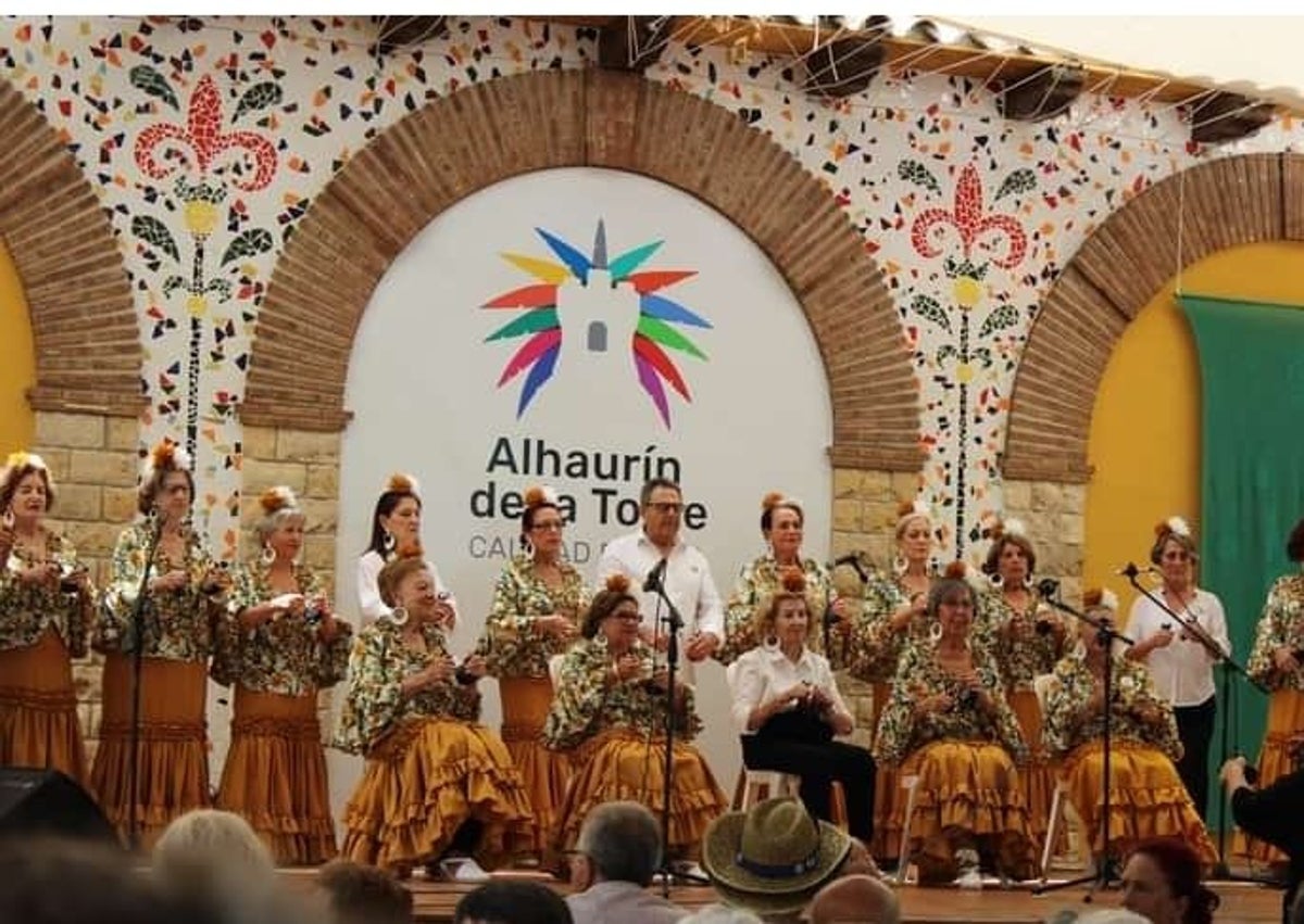 Imagen secundaria 1 - El Grupo de Castañuelas San Sebastián, el Grupo Municipal de Baile de Lourdes Soto y. y la Escuela de Danza Mar de Rosas.