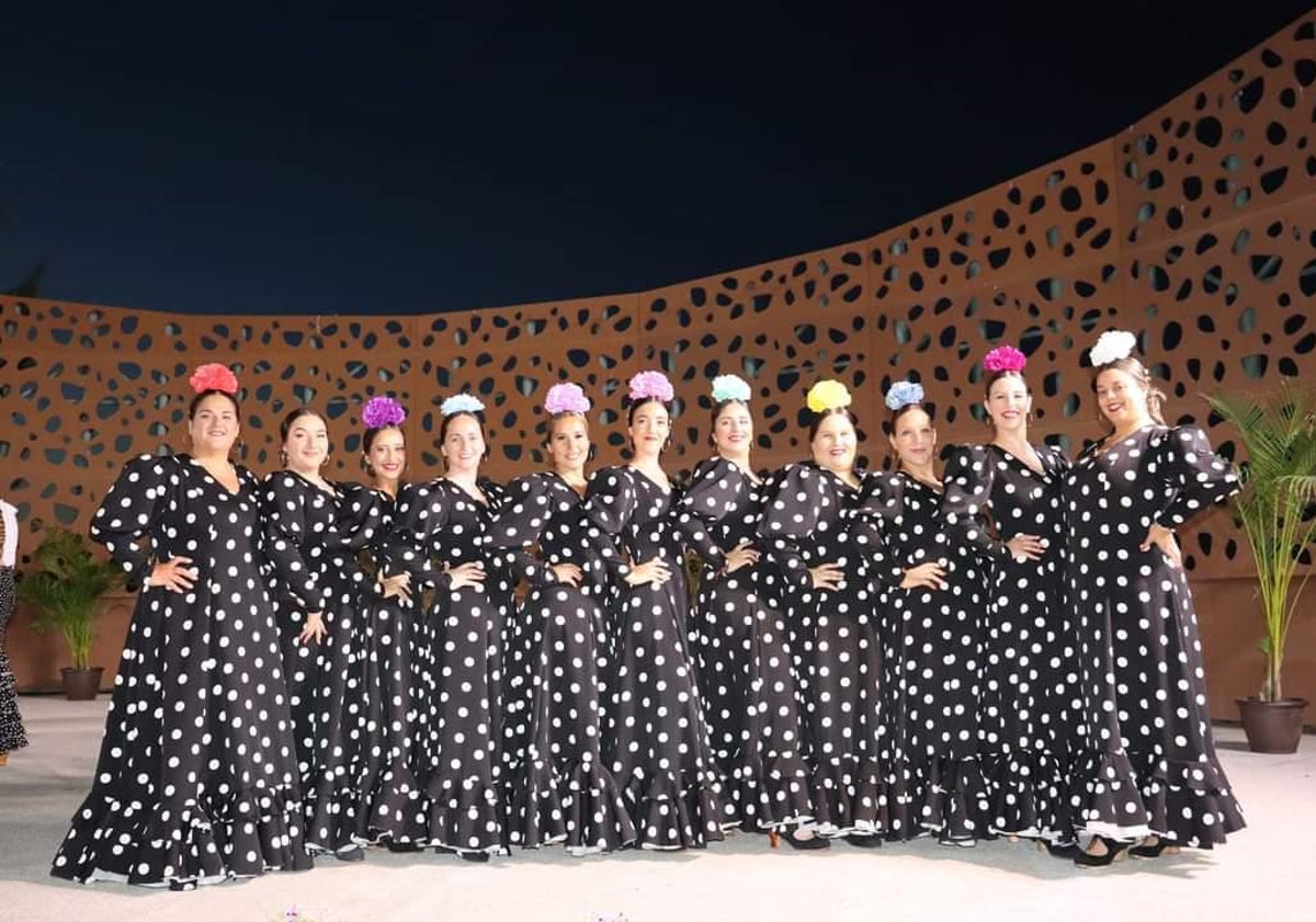 Imagen principal - El Grupo de Castañuelas San Sebastián, el Grupo Municipal de Baile de Lourdes Soto y. y la Escuela de Danza Mar de Rosas.