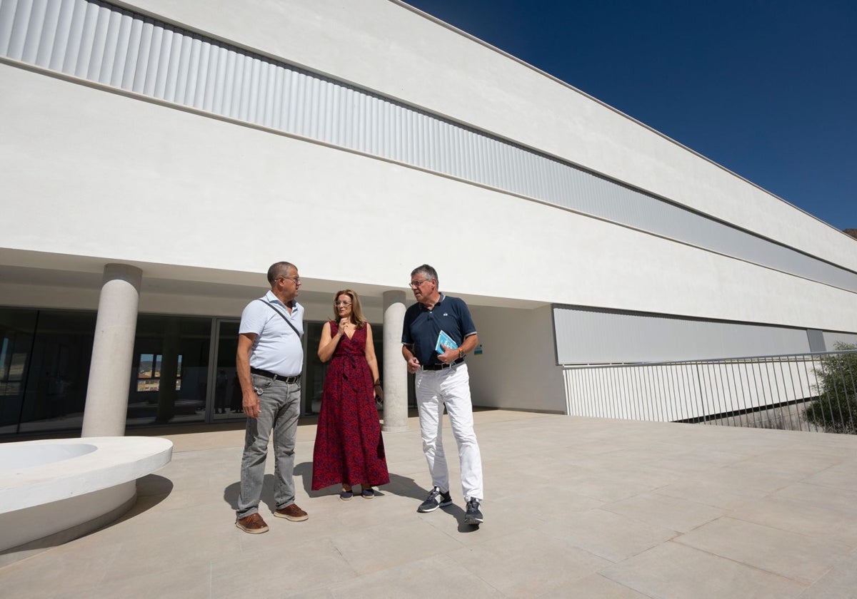 El alcalde y la concejala de Recursos Humanos, en una visita al nuevo edificio.