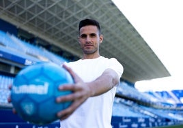 Luismi Sánchez posa para SUR en el césped de La Rosaleda.