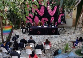 Foto de archivo de una rueda de prensa en el patio de La Invisible.