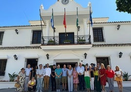 Lectura del manifiesto a las puertas del Ayuntamiento de Mijas.