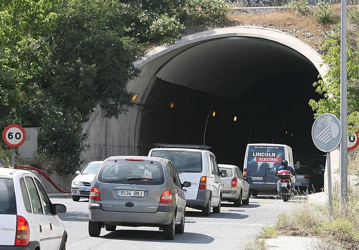 Muere un motorista tras chocar con un camión en Málaga