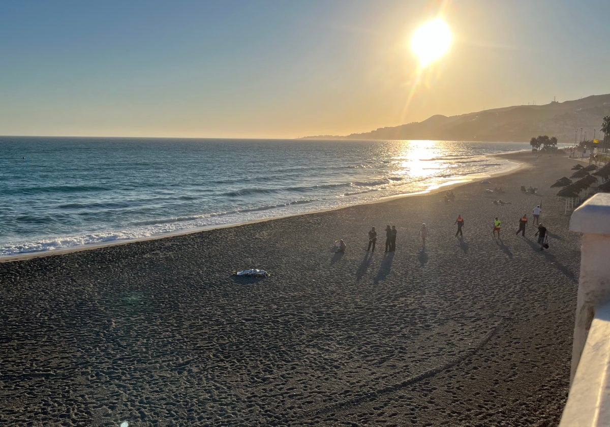 El cadáver de la mujer, este martes en la arena de la playa nerjeña.