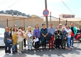 Vecinos contrarios al proyecto de la gasolinera, junto a la concejala de Con Málaga.