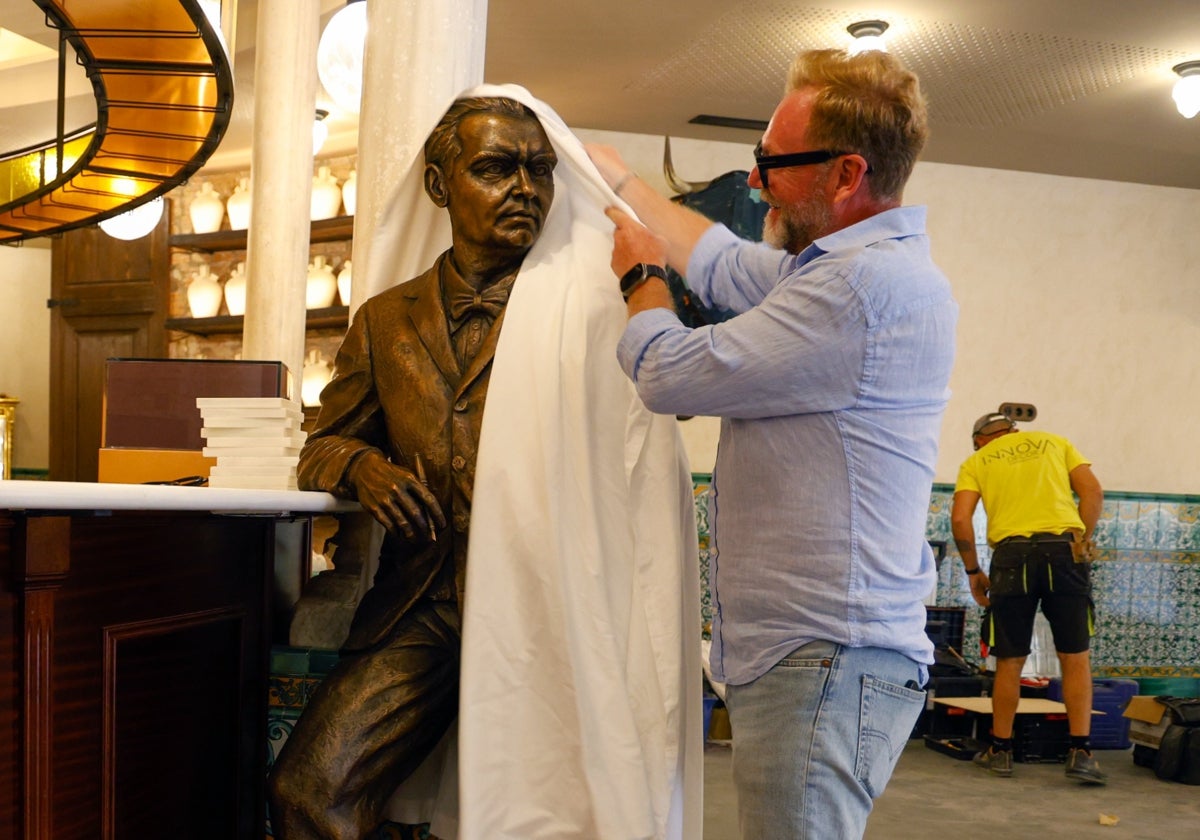 Eduardo Criado descubre la escultura de Federico García Lorca, gran reclamo del nuevo Café de Chinitas.