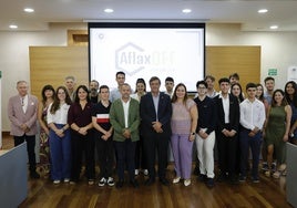 Estudiantes del proyecto iGEM, con el rector, vicerrector de Estudiantes y concejala de Juventud, en la presentación de la competición de este año, con decanos y profesores.