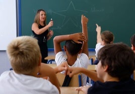 Los compañeros empujan la silla de Nayara, que acudió este martes al colegio Ardira escayolada con un esguince.