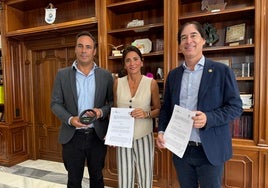 Firma del convenio entre la alcaldesa y el presidente del colegio.