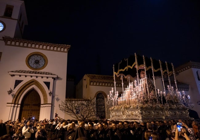 La Virgen de los Dolores, en su trono, bajo palio.