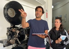 El director Álvaro Díaz Lorenzo da instrucciones en los preparativos de su nueva película, 'Vírgenes'.