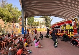 Pista cubierta de el colegio El Tejar durante una actividad realizada por los Bomberos, en una imagen de archivo.