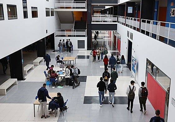 Alumnos en la Escuela de Ingenierías Industriales, en una imagen de archivo.